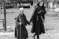 Женщина-долгожитель Хфаф Лазурия, прожившая 137 лет, гуляет со свои младшим сыном. 1973 г.