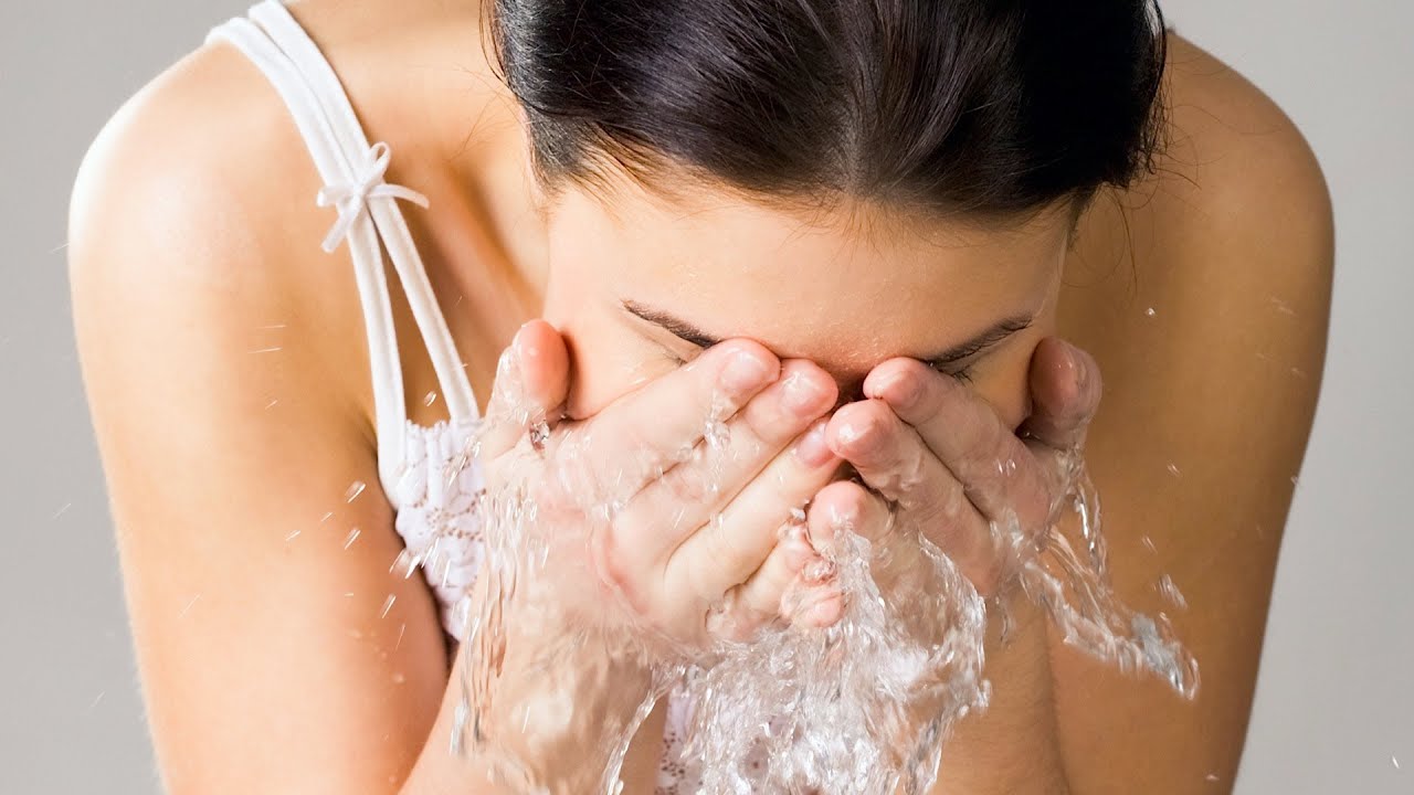 Можно ли умываться маслом. Умывание лица. Умываться мылом. Девушка умывается. Умывать лицо.