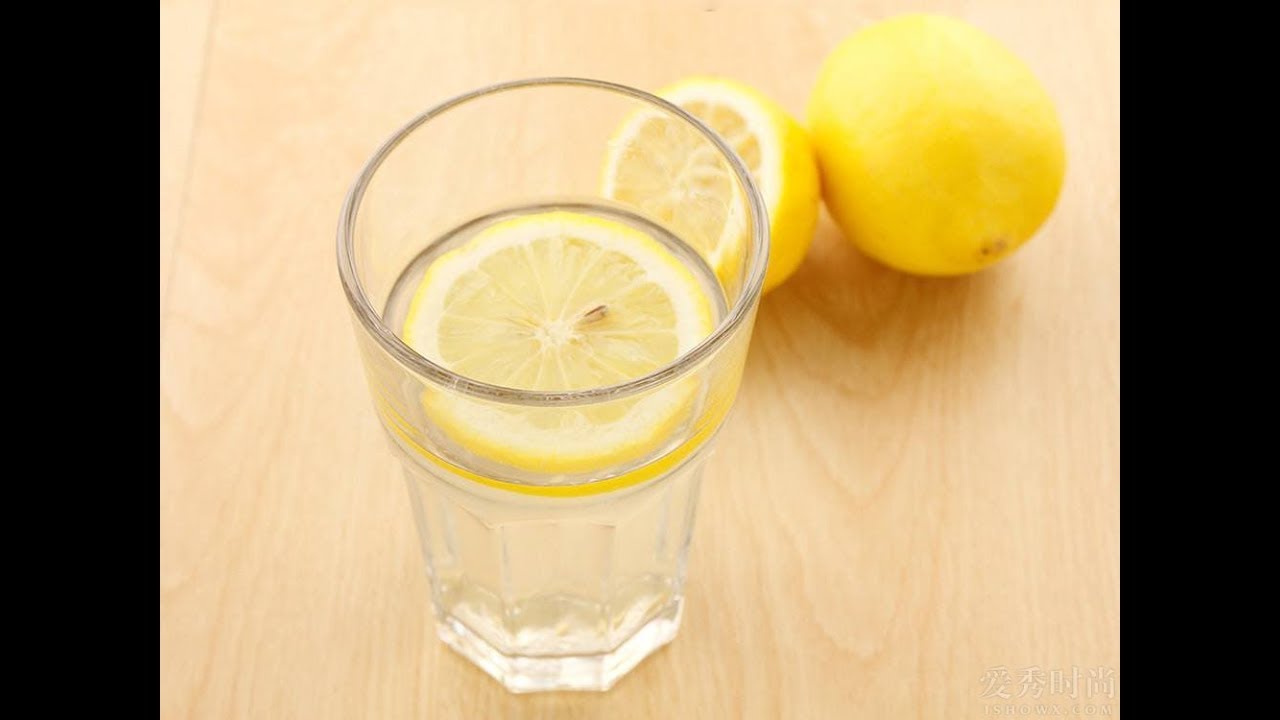 Фото стакан с водой с лимоном