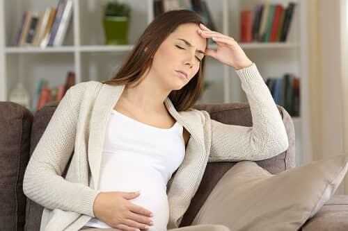 Беременная женщина с мигренью