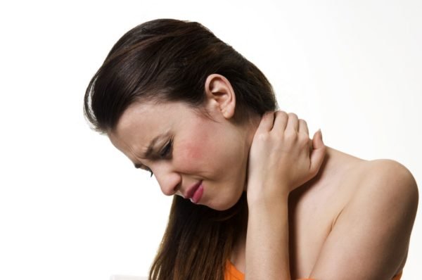 Главный симптом — боль в области шеи