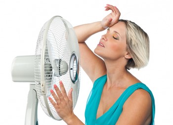 Женщина у вентилятора