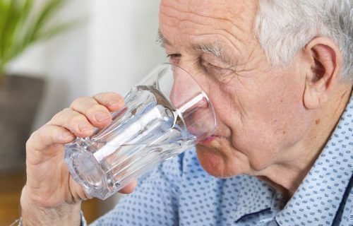 Достаточное питье для пожилых